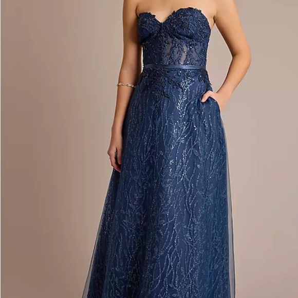 Elegant Strapless Lace Evening Gown